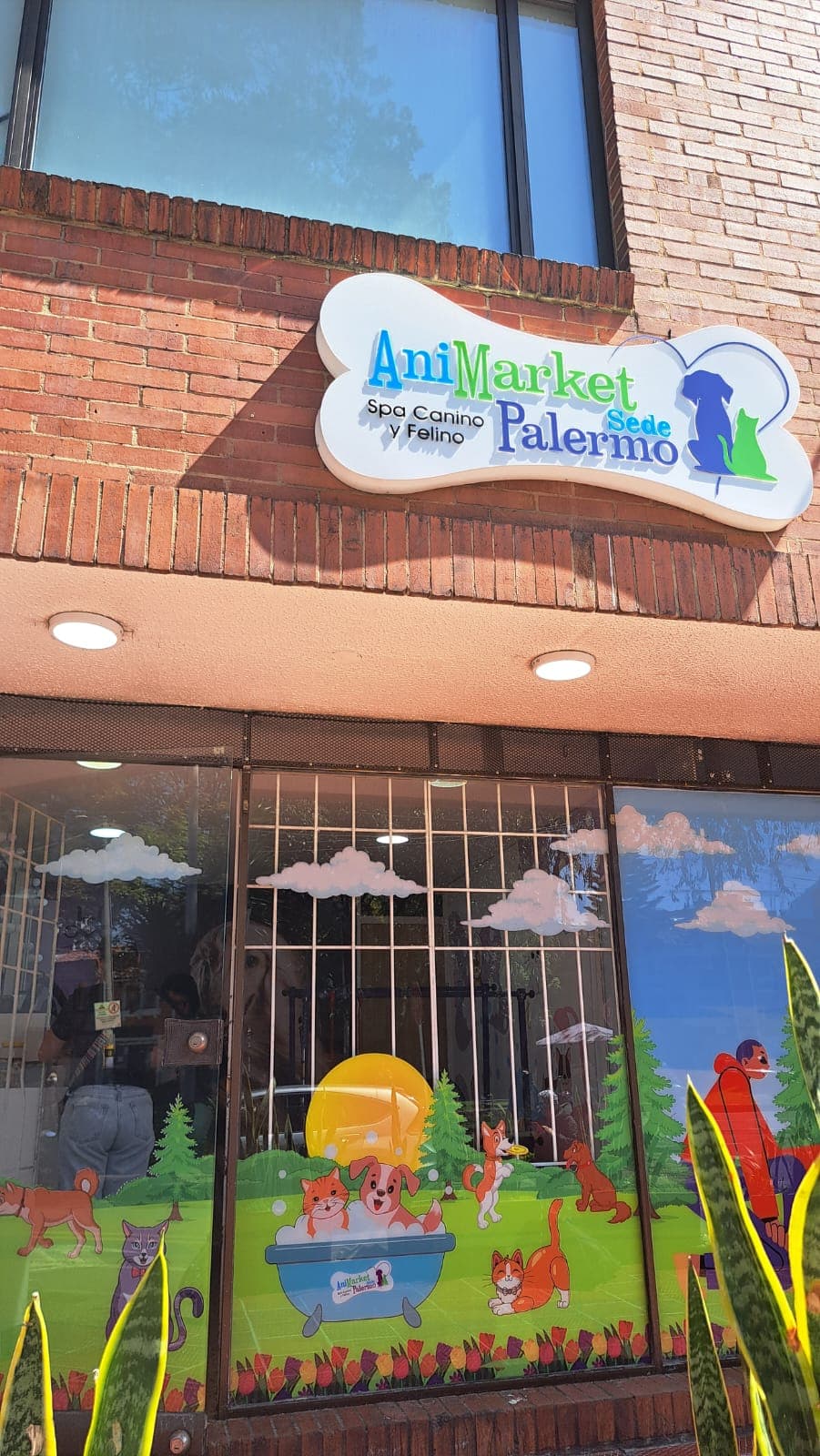 Fachada de AniMarket Sede Palermo, spa canino y felino con coloridas ilustraciones de mascotas.